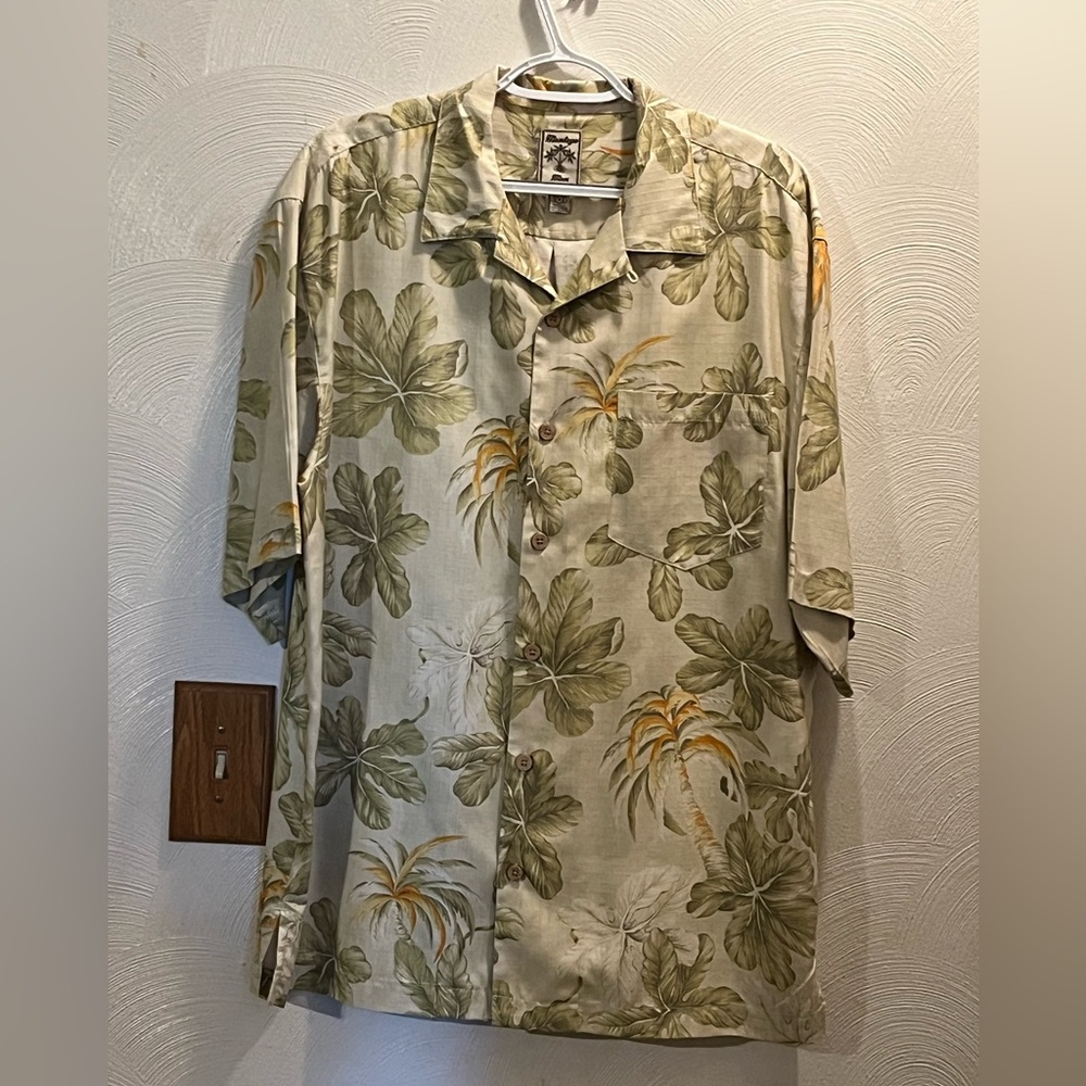 Montego Mon 100% Silk Tropical Men’s Shirt with front pocket and wooden buttons.
